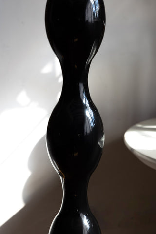 Close-up of the wavy detail on the Black Wavy Retro Floor Light.