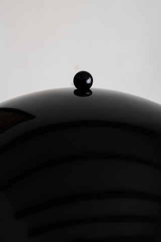 Close-up of the detail on the top of the Black Wavy Retro Floor Light.