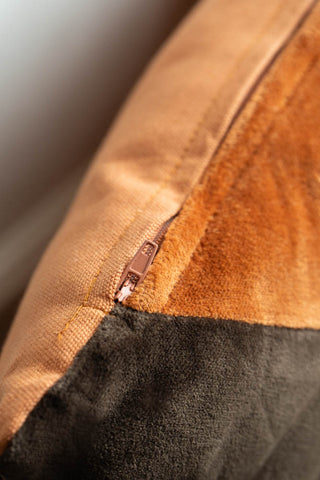 Detail shot of the zip on the HKLiving Coffee & Mocha Striped Velvet Cushion.