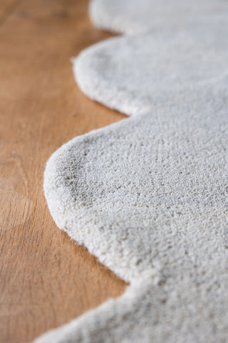 Close-up of the scalloped edge of the Hexagonal Ombre Rug.