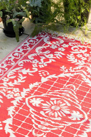 Stylish garden rug made from recycled plastic, perfect for patios and picnics.