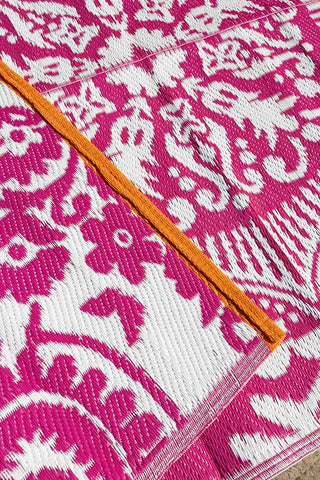 Close-up shot of the Recycled Vintage Design Outdoor Rug in Pink.