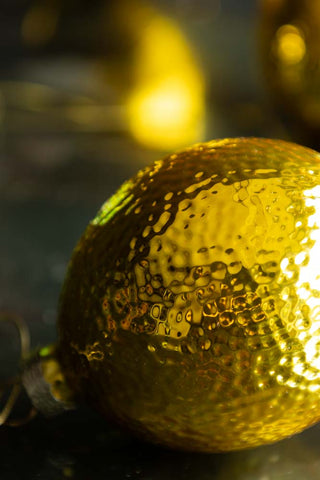 Detail of the grooves on the lemon christmas tree decoration