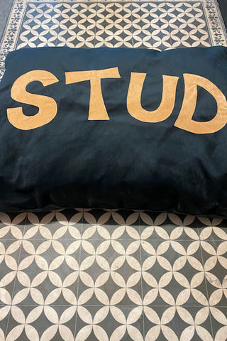 Detail of the Stud Bed in black and gold.